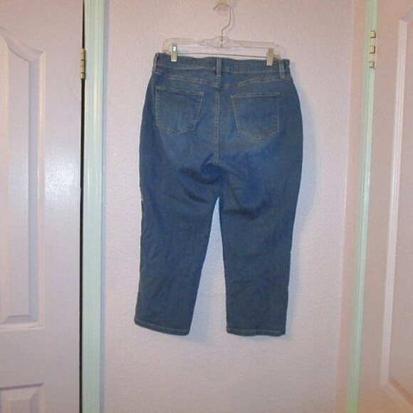 Croft & Barrow EMBROIDERED Denim Size 12 JEANS Crop STRETCH Mid Rise BOHO Flower - Picture 7 of 9